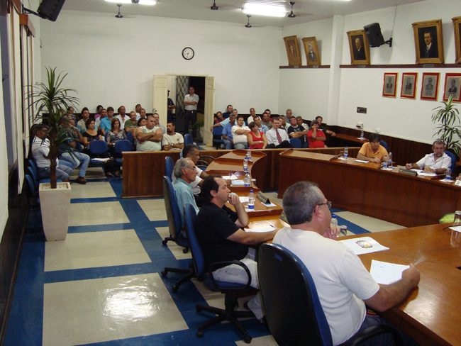 Funcionários públicos municipais lotam o plenário da Câmara durante discussão sobre o cartão alimentar